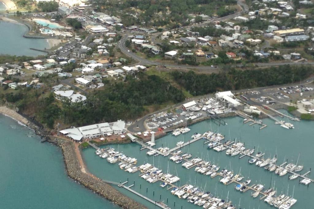 Oceanview Apartment Airlie Beach Esterno foto